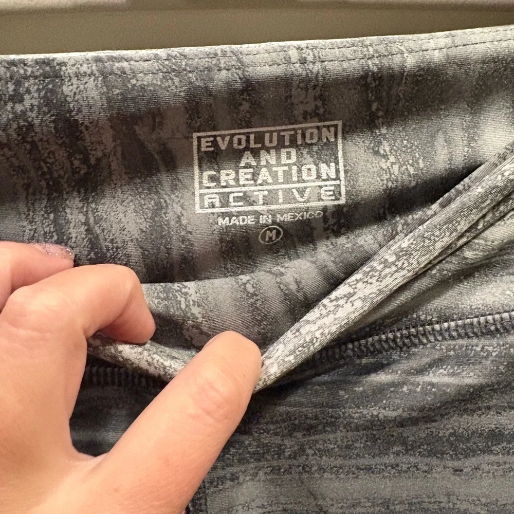 🔥 2/$10 3/12$ Evolution and Creation skull leggings Medium - Picture 3 of 4